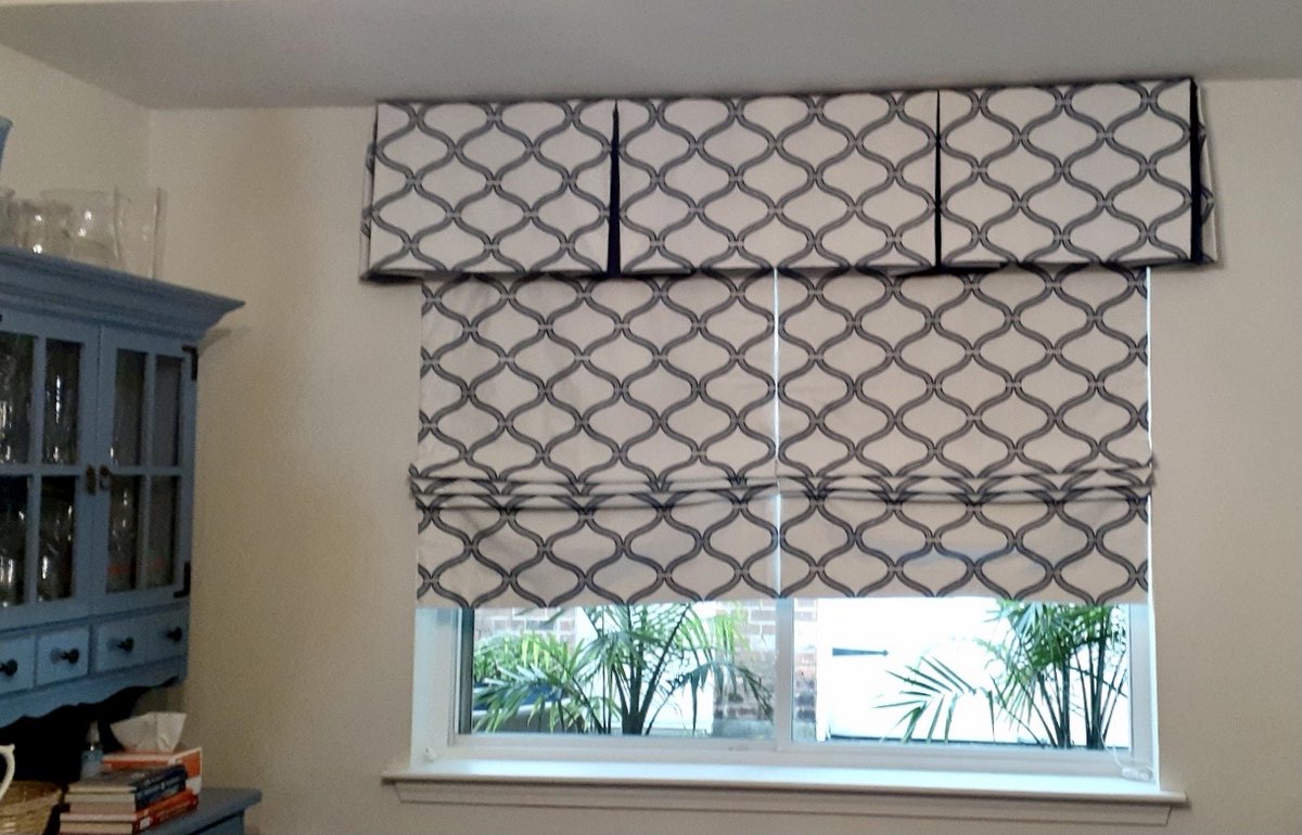 threadznola's tweet photo. The basic design of Roman shades—fabric that stacks up evenly when opened—is timeless⏳🕰️.
Reupholstery🪡✂️🧵 by @ThreadzNOLA ⠀ ⠀ ⠀⠀ ⠀
#ThreadzNola #Upholstery #CustomUpholstery #Upholsterer #NewOrleansUpholstery #CustomShades #RomanShades #Curtain #Windowtreatments https://t.co/S17eLzZwCz