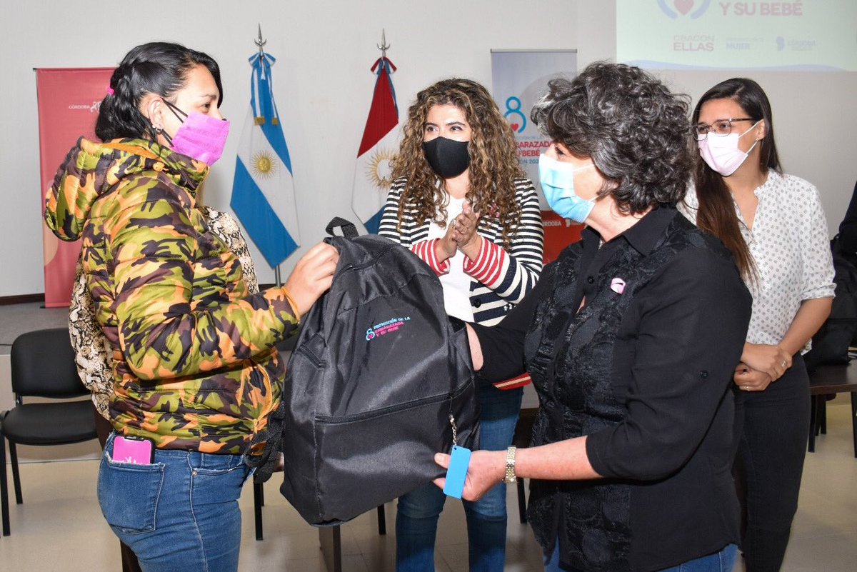 secdelamujercba's tweet photo. ENTREGA DE AJUARES EN VILLA MARÍA 🤰🏻
En el marco del Programa “Protección a la embarazada su bebé por nacer”, la ministra @claumartinezar participó de la entrega de 42 ajuares en el Centro Cívico de Villa María.
#CbaConEllas
@gobdecordoba
@NoraBedano https://t.co/laGTRl9VP0
