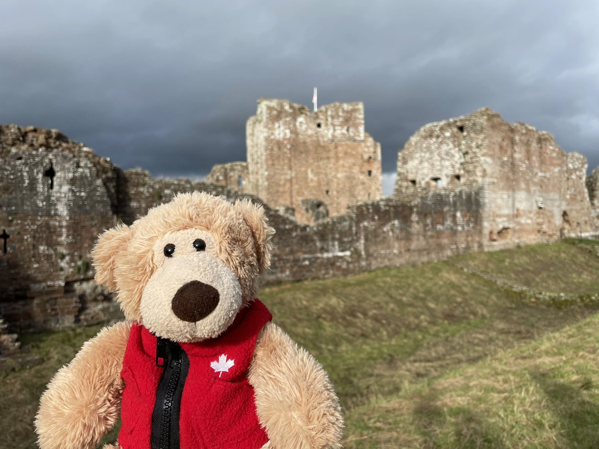 AltheBear3's tweet photo. Brougham Castle looking dramatic! Braved the spiral staircase to the top of the keep. @EnglishHeritage #broughamcastle #castles https://t.co/rBwckI40Zz