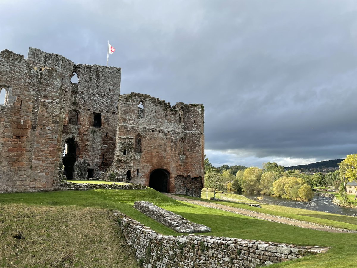 AltheBear3's tweet photo. Brougham Castle looking dramatic! Braved the spiral staircase to the top of the keep. @EnglishHeritage #broughamcastle #castles https://t.co/rBwckI40Zz