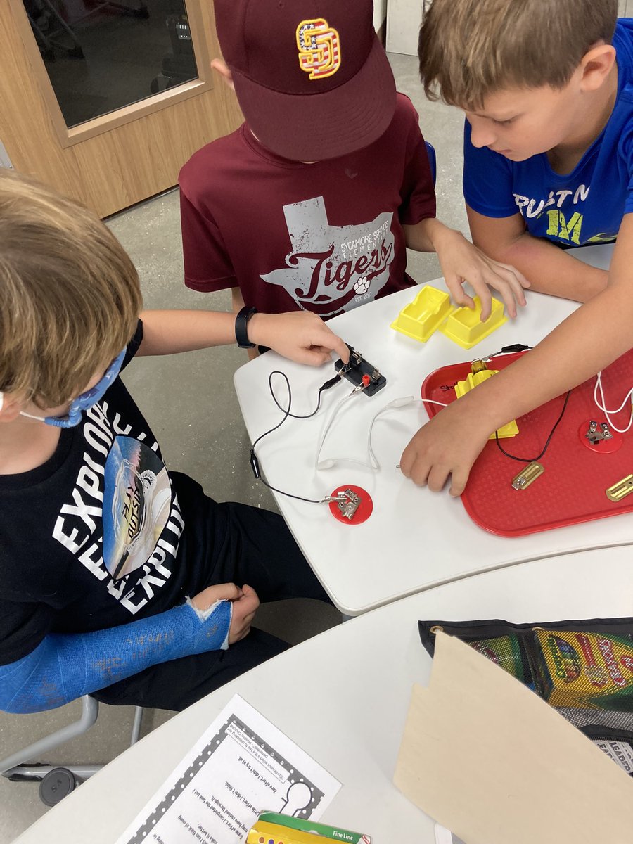 lisahstoll's tweet photo. “Best day ever!” Sts love building circuits! #sycamoreye5 #beginwithendinmind https://t.co/hTFLX1s2aP