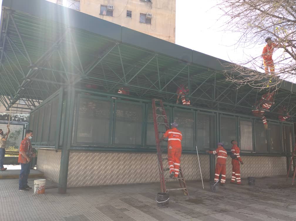 metro_caracas's tweet photo. #PlanDeEmbellecimiento ✨ Ahora es el turno de la estación #Artigas 🚇
Gracias al trabajo articulado de @TransporteGobVe @metro_caracas y el Director General del #MPPPT @buhopsuv el #PlanDeEmbellecimiento avanza, ahora te toca a ti, colabora con la higiene y limpieza del Sistema https://t.co/09jGV60l8c