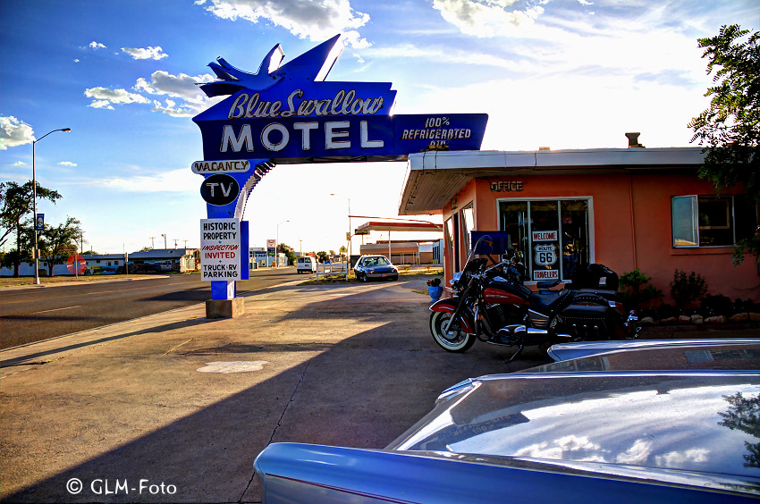 TimeTraveler911's tweet photo. One of the most #iconic #Motels on #Route66NewMexico is the #BlueSwallow in #Tucumcari. The neons at night are gorgeous, but here some daylight shots for this week's #Top4Theme #Top4Iconic with our chat hosts + friends @Giselleinmotion @Touchse @CharlesMcCool & @perthtravelers https://t.co/3qqF9oKIgN
