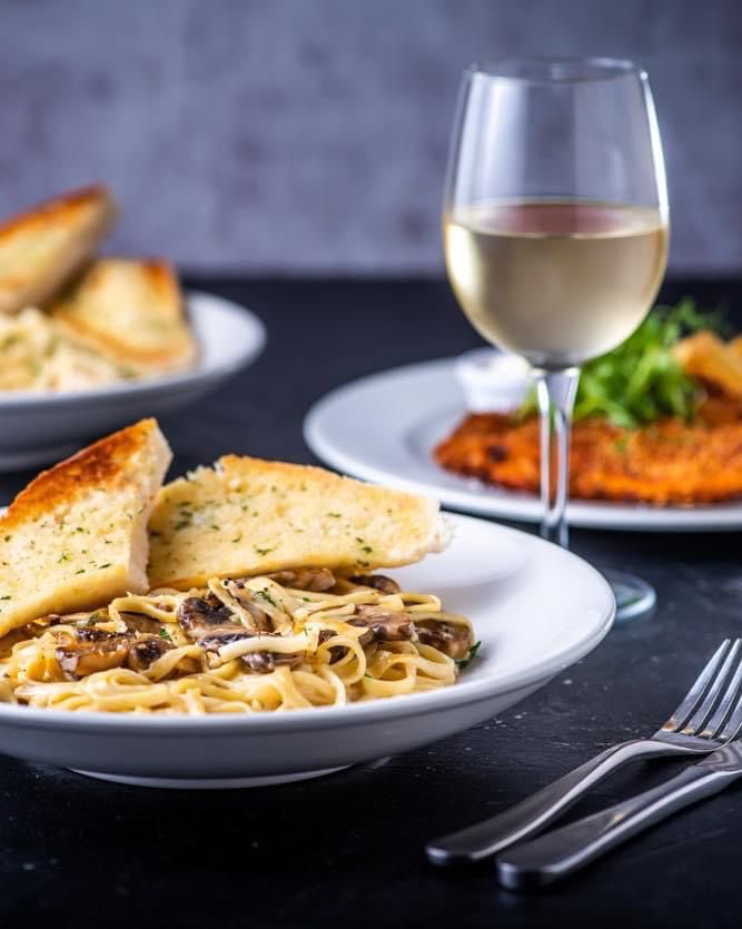 It’s #MeatlessMonday 🥗 Come down and try our delicious Vegan Creamy Mushroom Pasta 😋 🍝

#yard #cardiff #vegan #mushroompasta #yummy