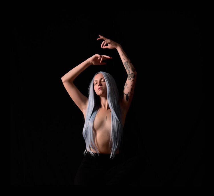 PREMIERE | Muggs Fogarty launches <a href="/rozraskin/">roz raskin</a>’s imprint <a href="/selfluvrecords/">SELF LUV</a> and debuts the mortal/immortal timeline continuum transcending track “11th Hour” from the ‘Eventual Party’ EP arriving on October 29.

(press photos courtesy of Rebecca Zilenziger)

bit.ly/3jdCuii