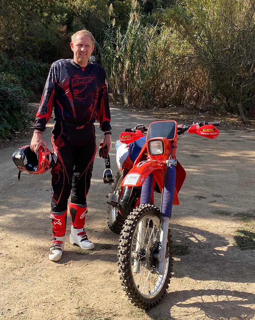 Vandaag de laatste afstellingen gedaan aan de Honda CR 250 R ‘85, voor de FIM Vintage Enduro Trophy, 20 tot 23 oktober 2021