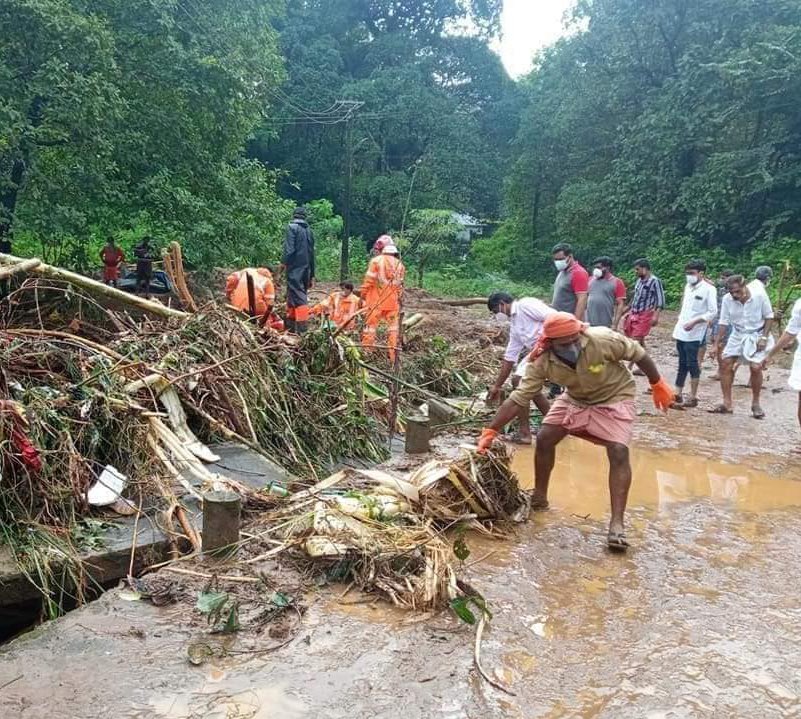 friendsofrss's tweet image. संघ और सेवा भारती के स्वयंसेवक केरल में बाढ़ प्रभावित लोगों की हर संभव सहायता कर रहें हैं।