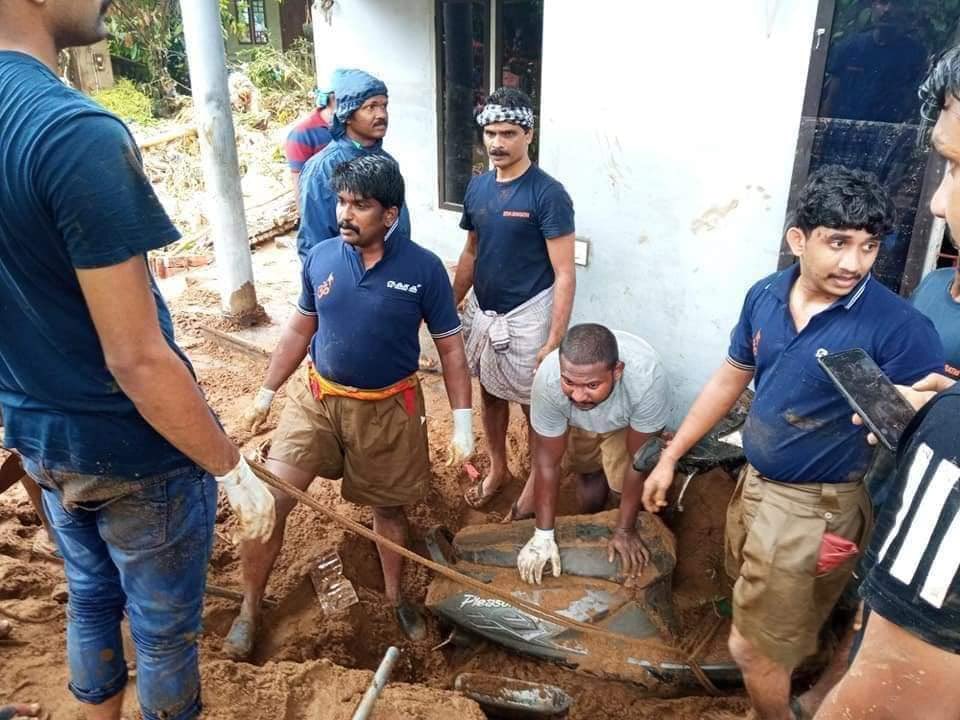 friendsofrss's tweet image. संघ और सेवा भारती के स्वयंसेवक केरल में बाढ़ प्रभावित लोगों की हर संभव सहायता कर रहें हैं।