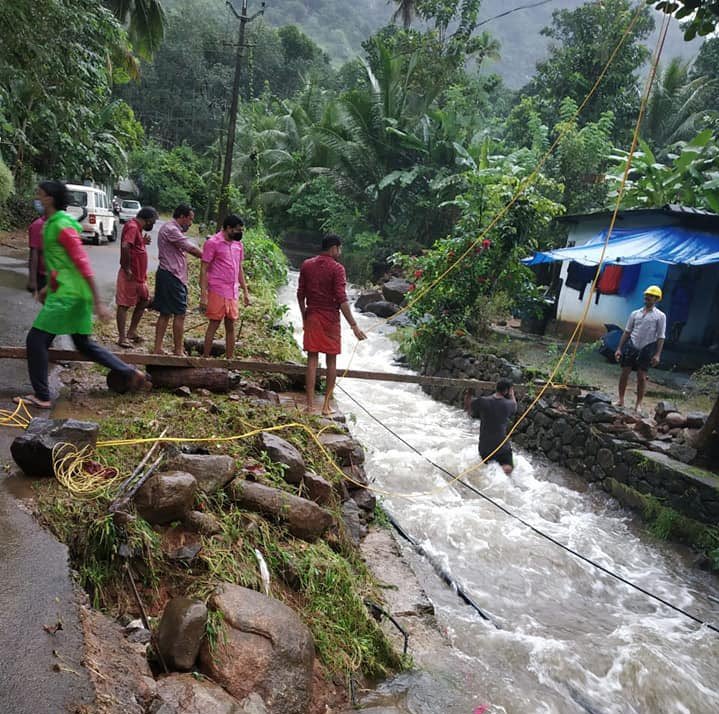 friendsofrss's tweet image. संघ और सेवा भारती के स्वयंसेवक केरल में बाढ़ प्रभावित लोगों की हर संभव सहायता कर रहें हैं।