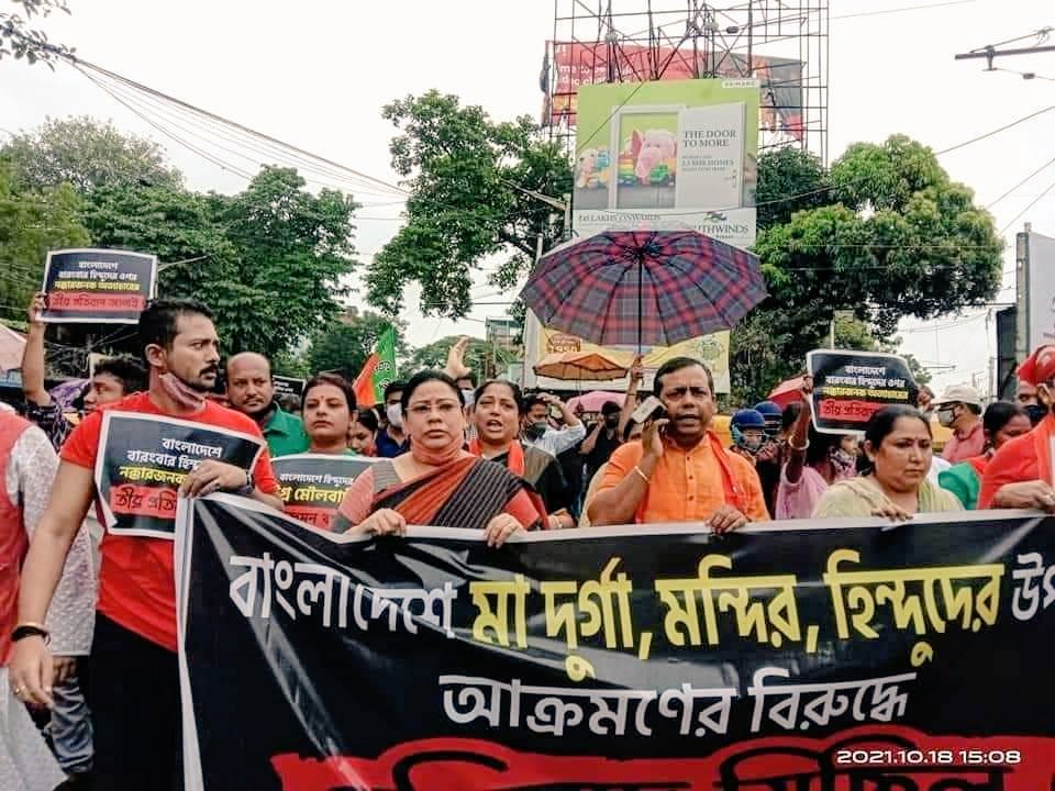 DebasreeBJP's tweet photo. Today's Protest at Gariahat, Kolkata against the attack on Hindus in Bangladesh by radical Jihadi Mob. @BJP4Bengal #SaveBangladeshiHindus https://t.co/HutbcQUSFh