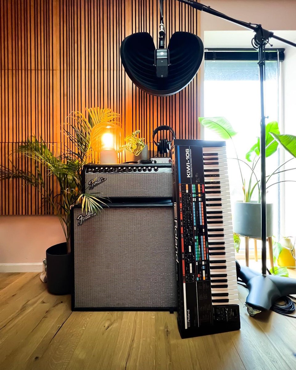Aston_Mics's tweet photo. #AstonHalo looking right at home in @lukeazizrapโs stunning studio๐
#HaloShadow #astonmicrophones #astonmics #astonfamily #fender #roland https://t.co/OCsa8onK0b