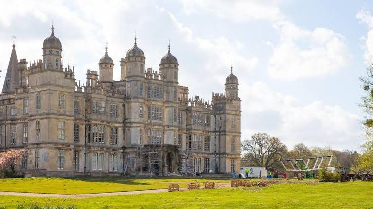 Поместье брюса уэйна. Замок уоллатон холл в графстве ноттингемшир. Дом брюса уэйна готэм. Особняк брюса уэйна 1989. Поместье уэйнов 1989.