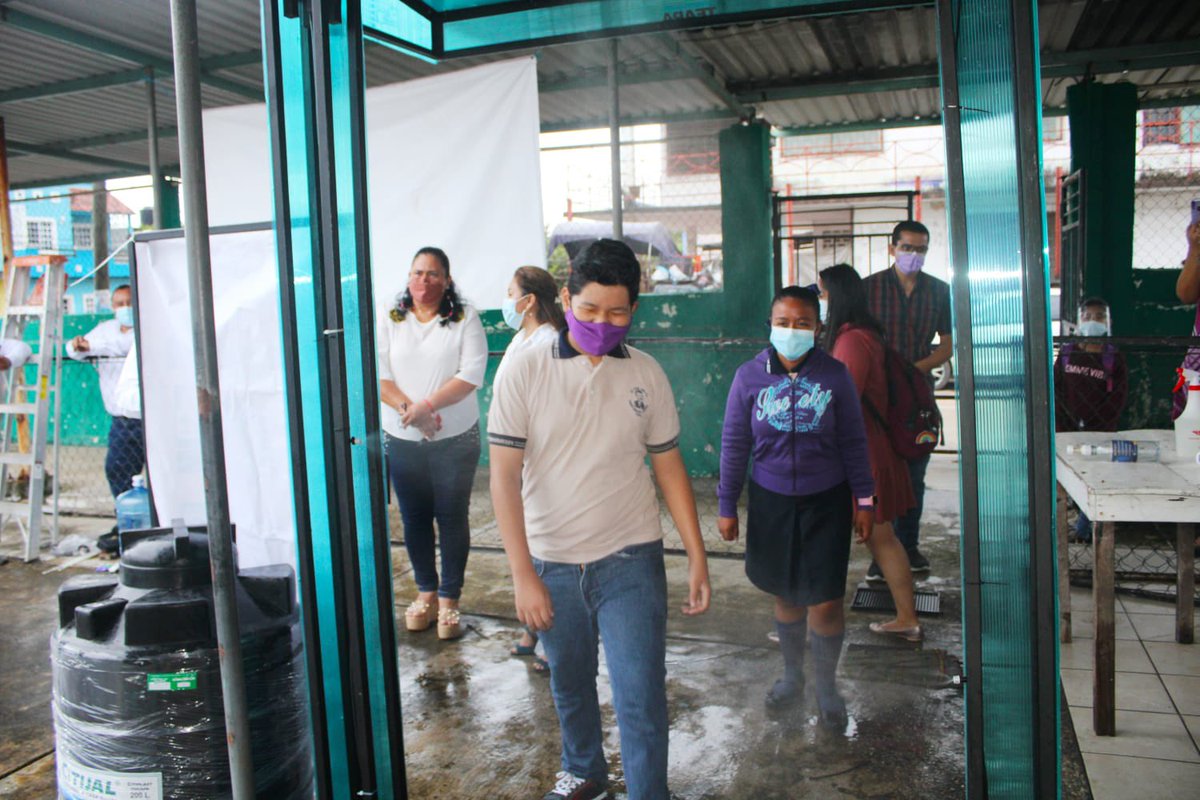 GobTeapa's tweet photo. “Inaugura @Alma_Espadas “Arco sanitizante” en la Esc. Prim. Marco E. Becerra”. 

*La alcaldesa dijo que la finalidad es brindar seguridad en el tema de salud a todos los niños y niñas del municipio. https://t.co/6i6Gai7v2u