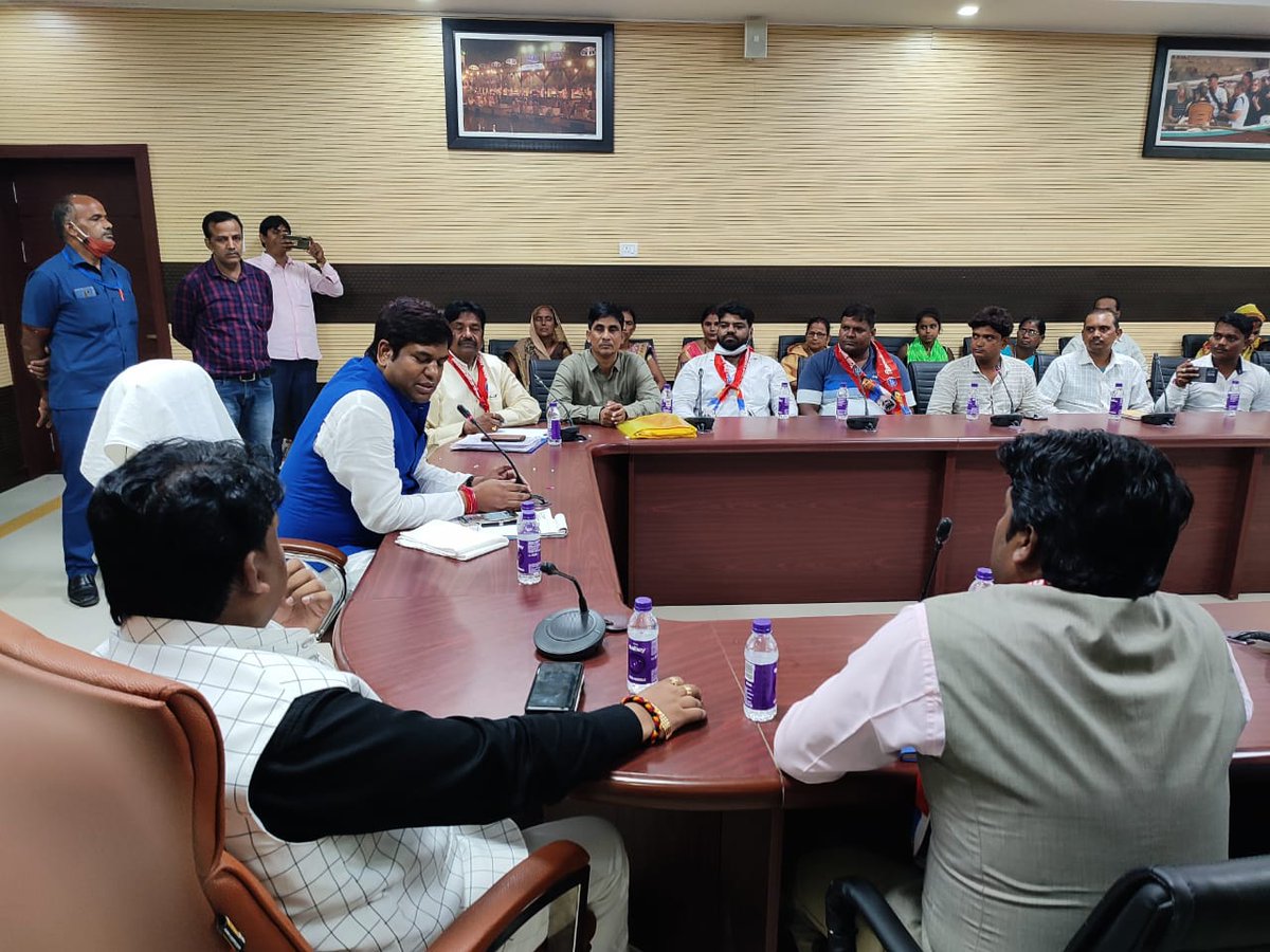 vippartyindia's tweet photo. वाराणसी में माननीय मंत्री श्री @sonofmallah जी ने पार्टी के वरीय पदाधिकारियों के साथ समीक्षा बैठक की।

बैठक में आगामी 28 अक्टूबर को वाराणसी में होने वाली जनसभा को लेकर विस्तार से बातचीत की गई। https://t.co/iffdpxJkxr