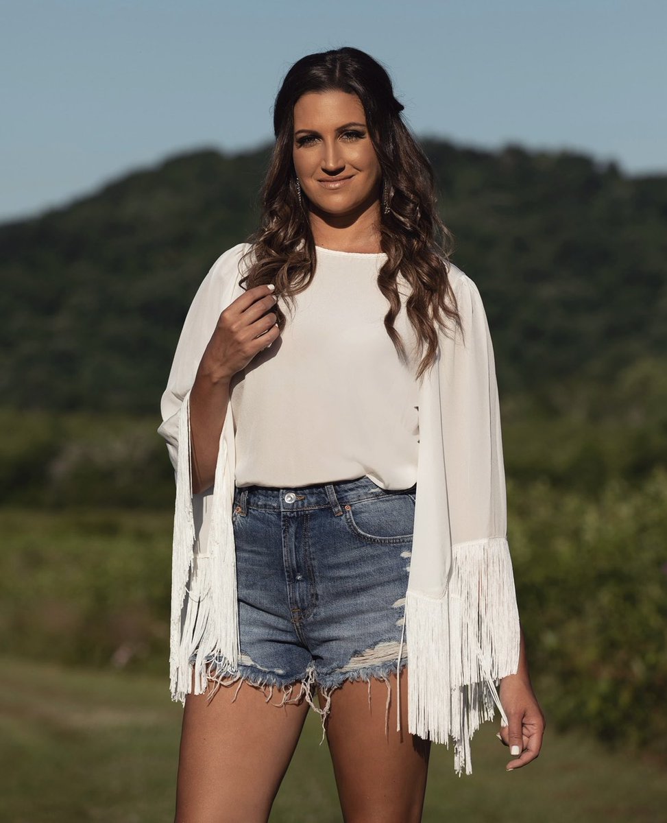 Carolyn_Miller's tweet photo. “Always Be Home” has been out for over a month and she’s been sitting pretty on Fresh Finds: Country all these weeks 🥺 big love to @spotify — keep streaming and sharing the love on this one! #alwaysbehome #independentartist #countrymusic
Listen Now: https://t.co/tOHSQlmq6Z https://t.co/8dxHaMJt9T