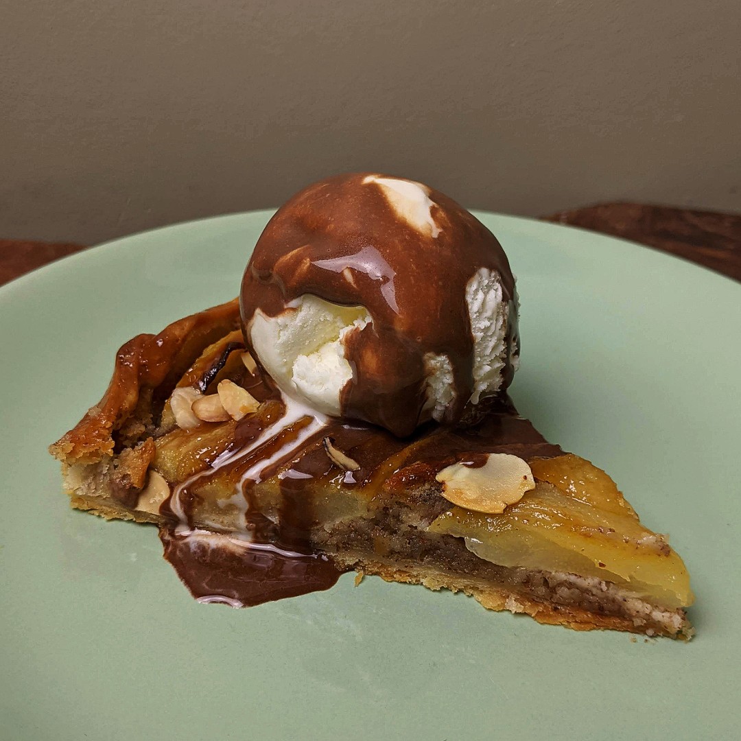 peta_leith's tweet photo. I made this pear and almond galette over the weekend, and if I may say so myself, it was so good! Flaky pastry, frangipane and pear, baked until crisp and golden, then brushed all over with caramel, topped with roasted almonds, vanilla ice cream and hot chocolate sauce.🍐 https://t.co/YwRO2zxP6D