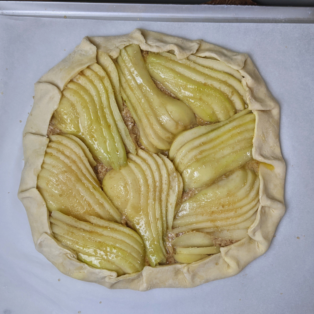 I made this pear and almond galette over the weekend, and if I may say so myself, it was so good! Flaky pastry, frangipane and pear, baked until crisp and golden, then brushed all over with caramel, topped with roasted almonds, vanilla ice cream and hot chocolate sauce.🍐