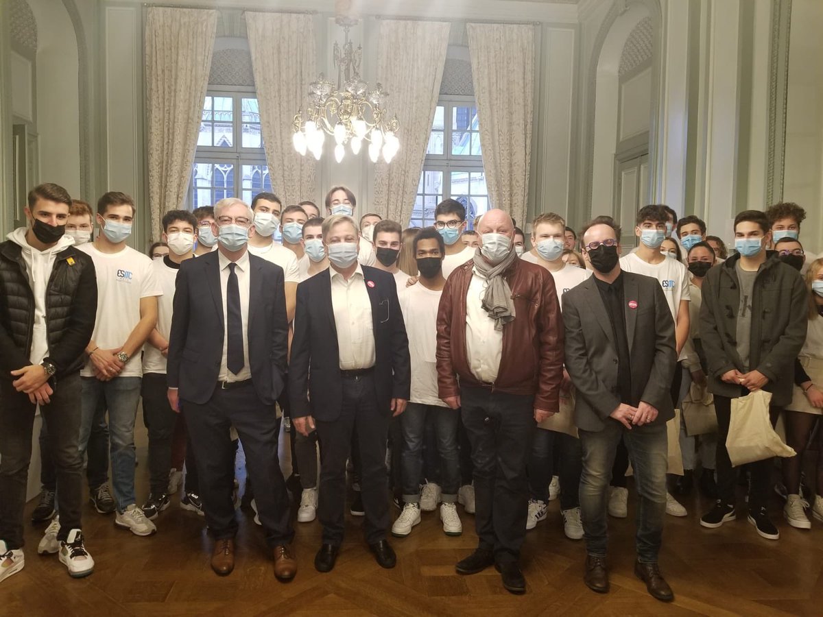 PourUtile's tweet photo. 🧑🎓Réception des étudiants de l’ESITC à l’hôtel de ville ce soir 🇫🇷
🗣L’occasion pour les élus de leur souhaiter la bienvenue et de leur faire une rapide présentation de la Ville.
💬@MarcSciamanna a longuement échangé avec eux à la suite des discours officiels. https://t.co/hYBkYF335W