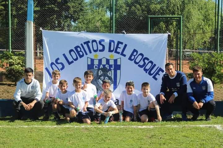 FútbolInfantil ⚽️ | DISFRUTAMOS UNA NUEVA Y HERMOSA JORNADA EN FAMILIA 💙

⚽️ Categoría 2013 ⚽️
🏆 Campeones Temporada 2021 🏆

#SumamosTodos #VamosBosque🔵⚪