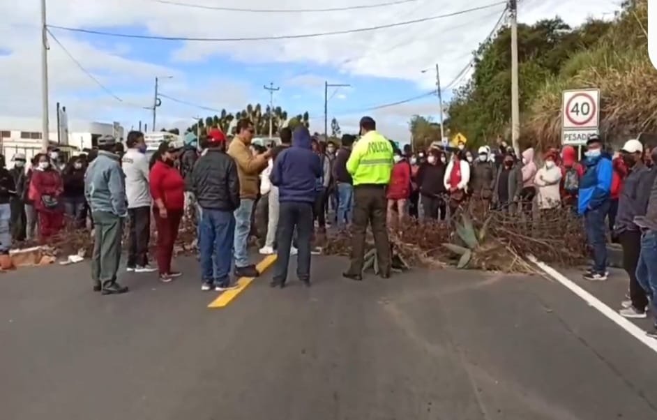 geovanni_atari's tweet photo. #18deoctubre 
Agricultores , maestros, pescadores, pobladores, transportistas en Guayas, Manabí, Los Ríos, Carchi se movilizan contra la elevación de los combustibles.
Unidad y lucha del pueblo para defender la vida y los derechos. https://t.co/qDGvQ2a28w