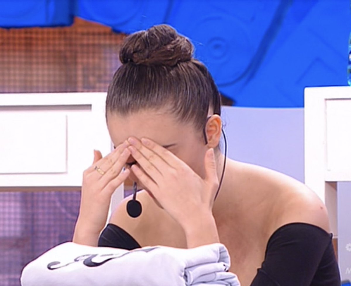 delenaaddicted9's tweet photo. “Alcune cose non le ho fatte per motivi ovvi”
“Quali sono i motivi ovvi?”
“In che senso?” #Amici21 https://t.co/9GLLc02ZA0