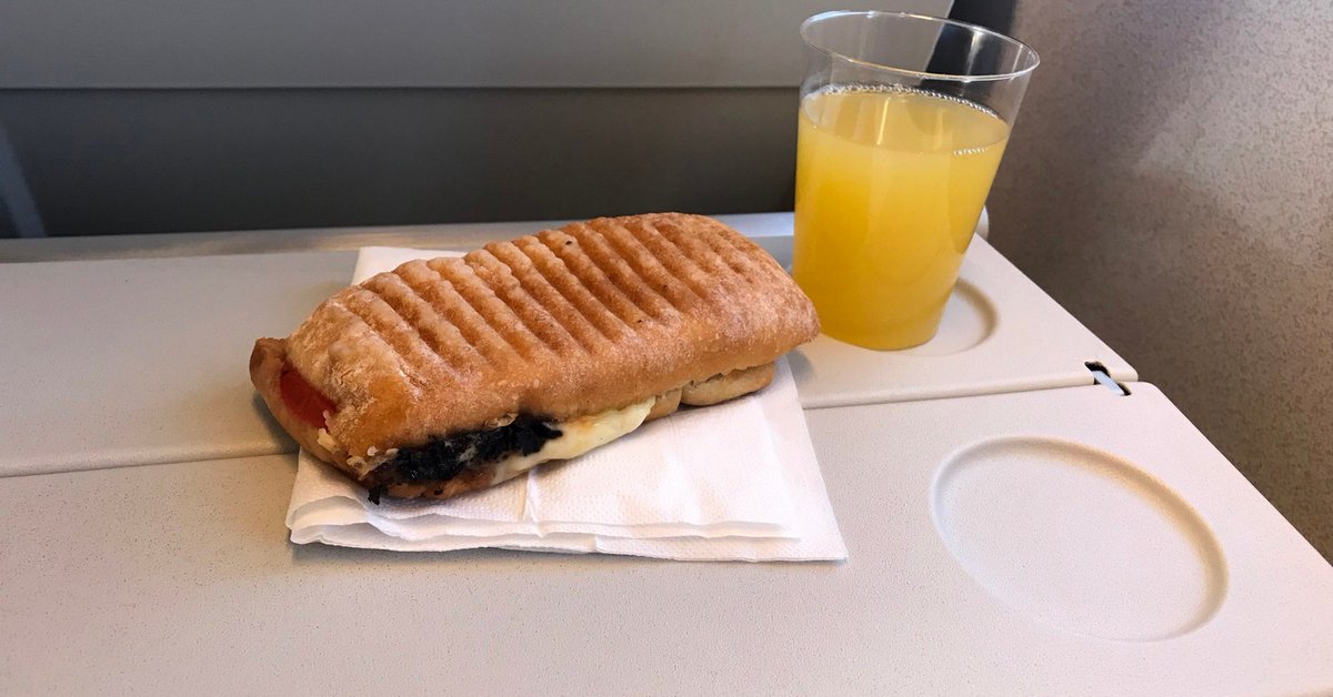 reliableitech's tweet image. Breakfast on an airplane was offered for the first time by Handley Page Transport. The breakfast basket cost 3 shillings per serving. #howto #TamilTutorial #reliableitech #english #LearnSimply #WordTune