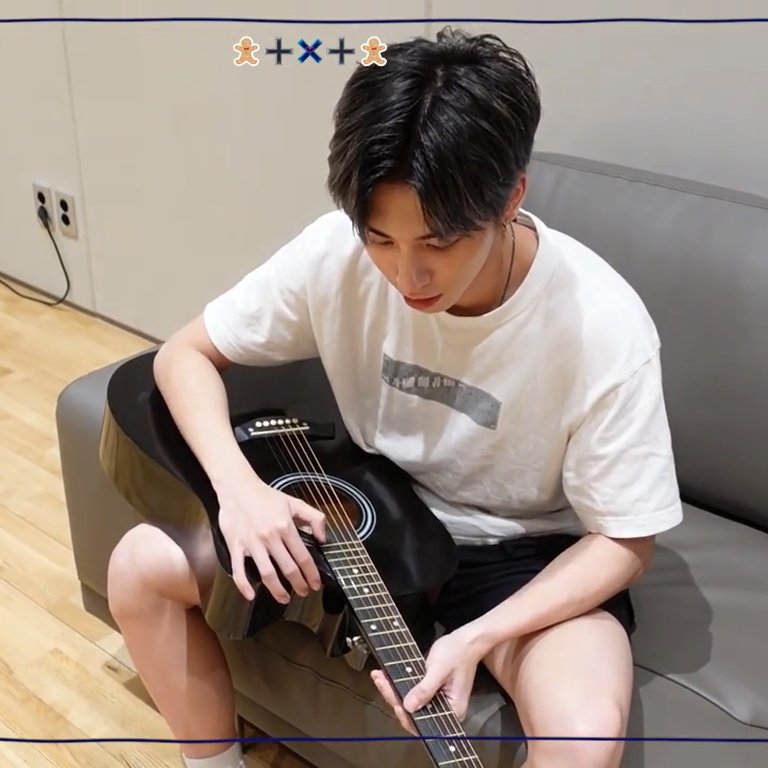 luvschoiyj's tweet image. whose boyfriend is this ???