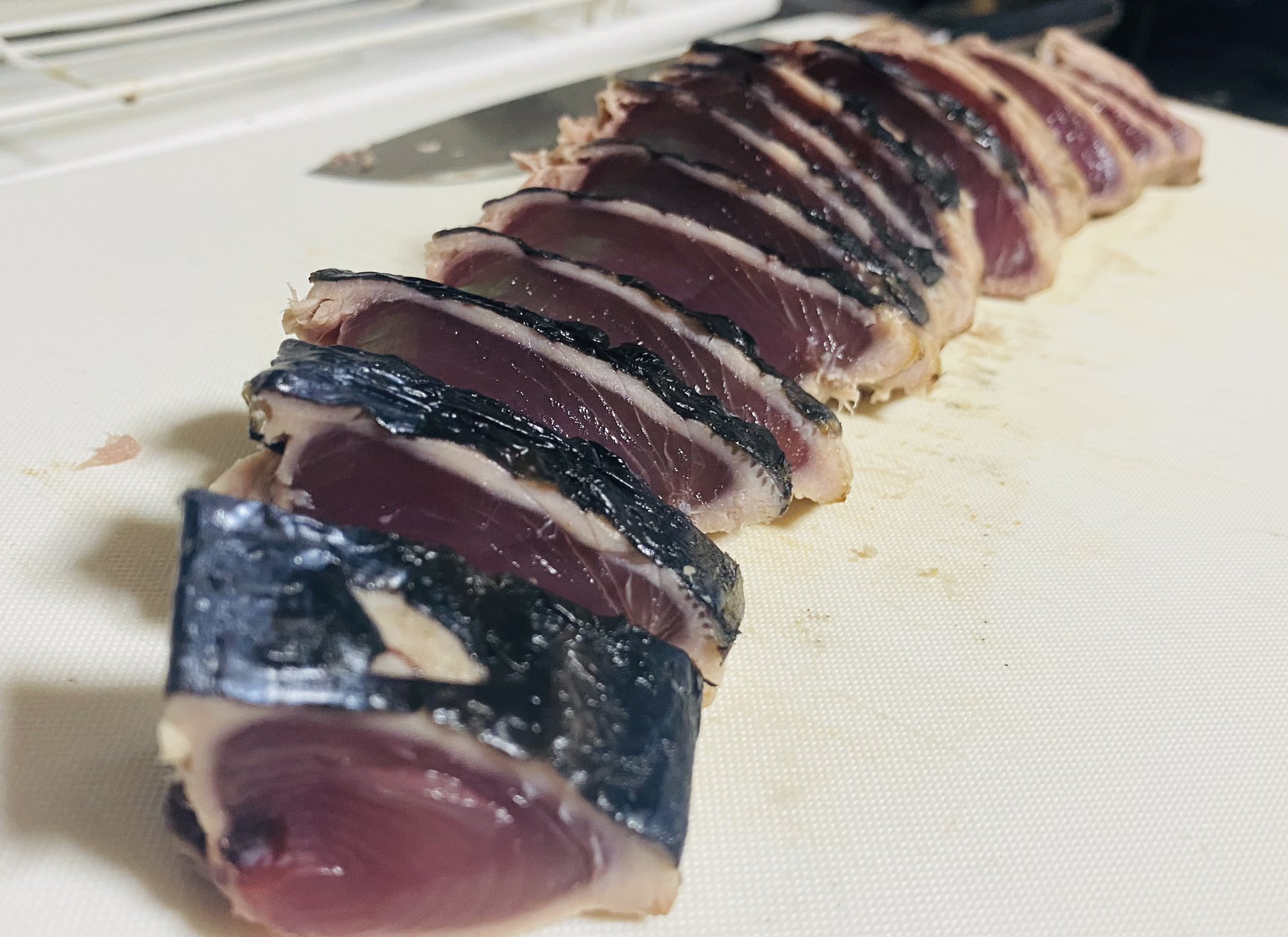 せんべろnet 250円だった鰹たたきをごま油 昆布醤油 にんにくチューブ 塩を混ぜたタレで1時間足らず漬けた マイルドになり香ばしさと塩気があっておいしい 仕上げにおかずラー油を乗せるとお酒が止まらなくなる T Co Isbxytrdsz Twitter