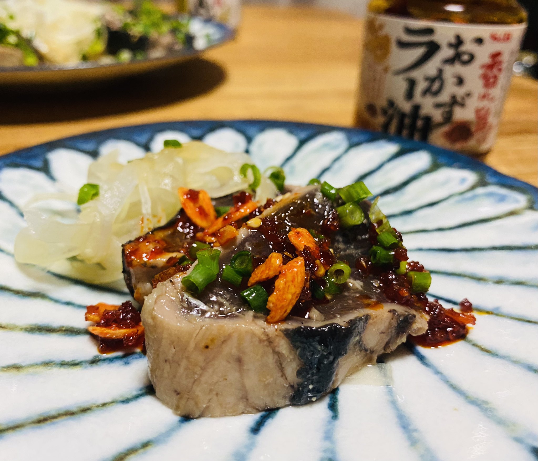 せんべろnet 250円だった鰹たたきをごま油 昆布醤油 にんにくチューブ 塩を混ぜたタレで1時間足らず漬けた マイルドになり香ばしさと塩気があっておいしい 仕上げにおかずラー油を乗せるとお酒が止まらなくなる T Co Isbxytrdsz Twitter