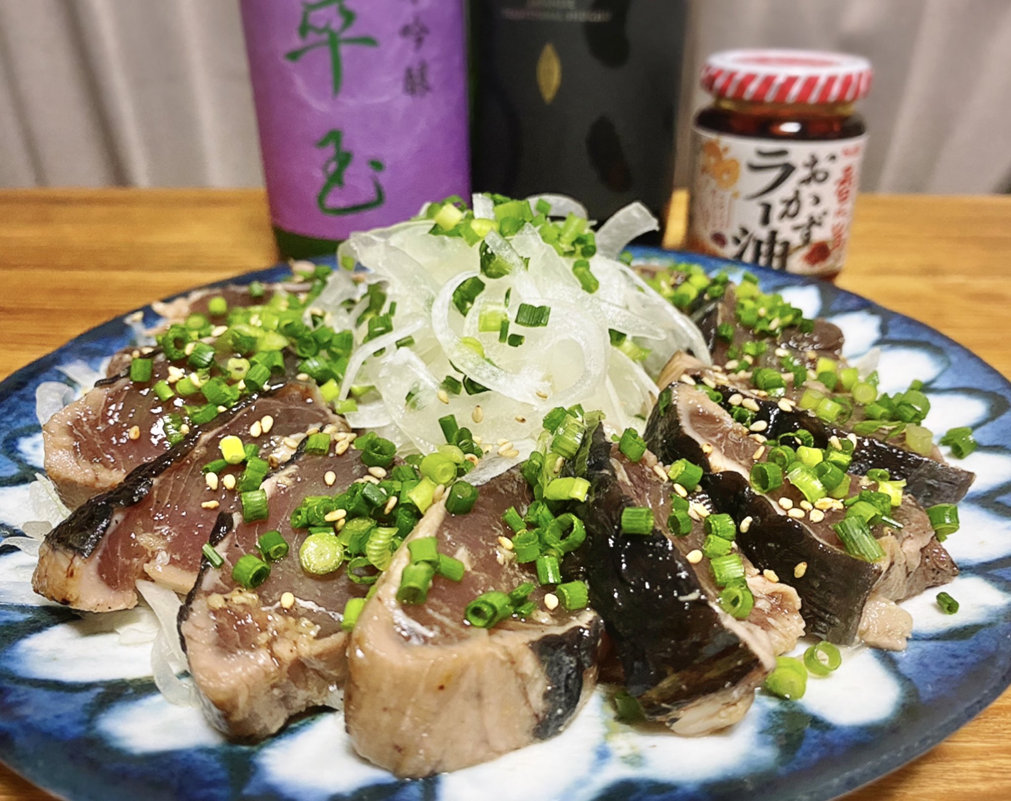 せんべろnet 250円だった鰹たたきをごま油 昆布醤油 にんにくチューブ 塩を混ぜたタレで1時間足らず漬けた マイルドになり香ばしさと塩気があっておいしい 仕上げにおかずラー油を乗せるとお酒が止まらなくなる T Co Isbxytrdsz Twitter