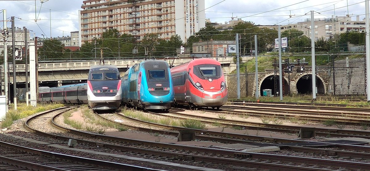 Stof_ChriS's tweet photo. #Zefiro stationnée toute la semaine au #TSEE Paris-Conflans. Stationnée au au C2 donc visible depuis le Boulevard Poniatowski (Pte de Charenton)
#Thello #Trentitalia https://t.co/UG9G08XJ66