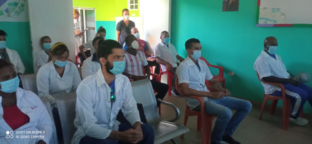 Yuss74368386's tweet photo. CDI La Llovizna realizando entrega de guardia y matutino especial, entregando las noticias del día nacionales y internacionales por parte del departamento de Enfermería @LloviznaLa @Mayi53357937 @Katy48664637 @LPulsant @Nora60754869 https://t.co/TifFhEuRrm