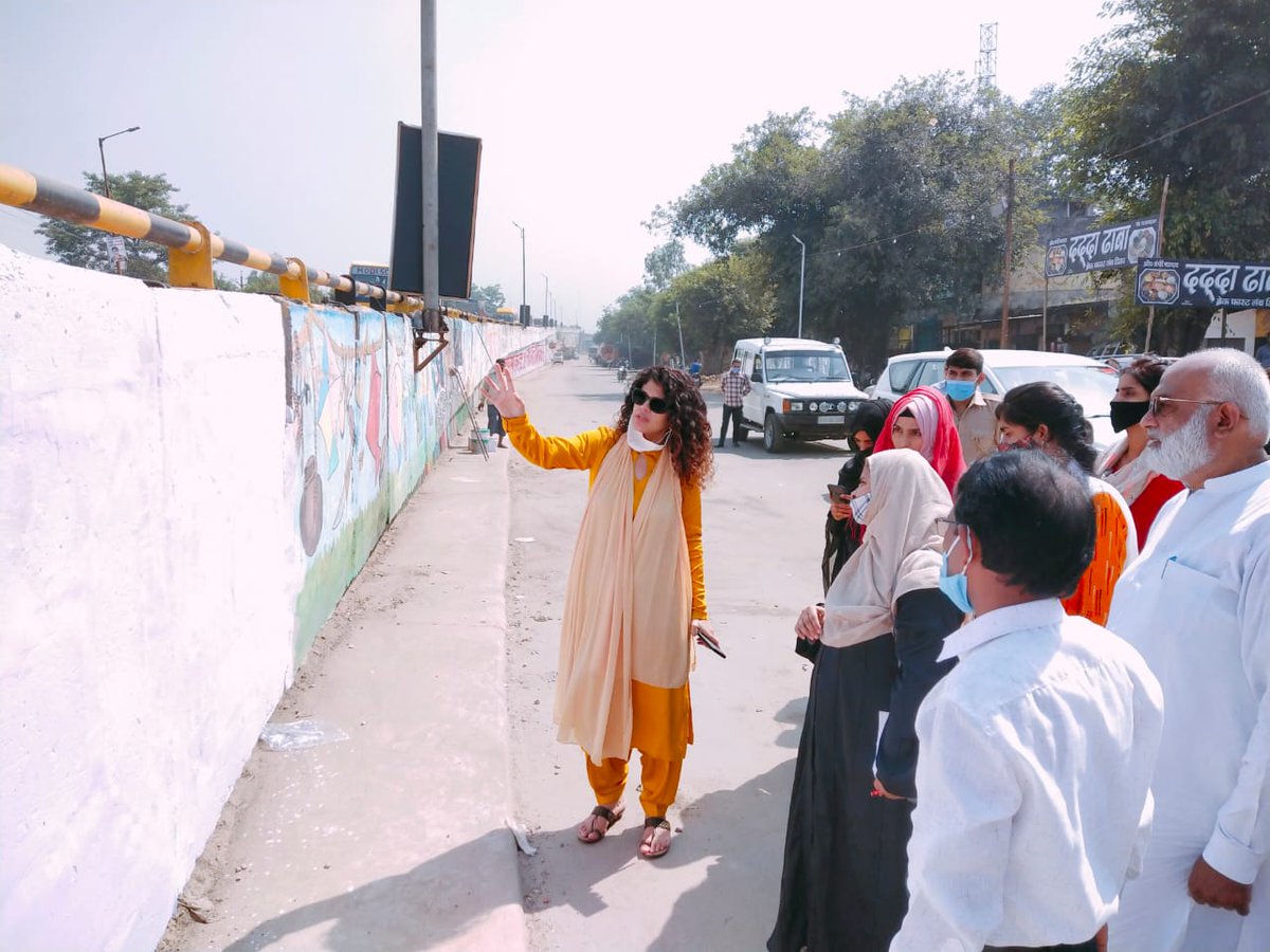 DeoRampur's tweet photo. रंग-ए-रामपुर
जनपद की सांस्कृतिक एवं पारंपरिक विरासत को नई पहचान देने के लिए प्रशासनिक स्तर से विभिन्न गतिविधियां आयोजित कराई जा रही है। 16 अक्टूबर से प्रारंभ हो रहे @hunarhaat के अंतर्गत पनवड़िया ओवर ब्रिज की दीवार पर जिले की सांस्कृतिक धरोहर की आकृतियों को उकेरने की कवायद शुरू। https://t.co/5h9yUcJX8h