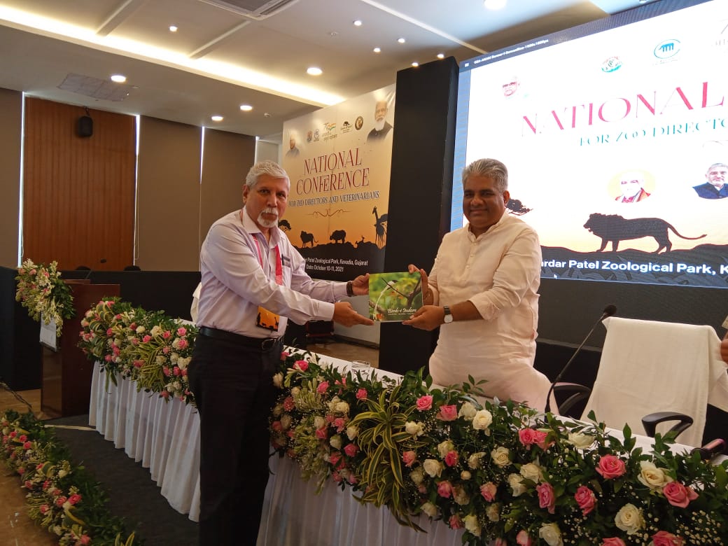 CZA_Delhi's tweet photo. Hon'ble Minister @moefcc @byadavbjp addressed the attendees of National conference for Directors & Veterinarians at @ParkSardar highlighting the vision of taking forward conservation with an inclusive approach of forming partnerships #Janbhagidari #Zooconference @PIB_India https://t.co/zZpHDce2QA