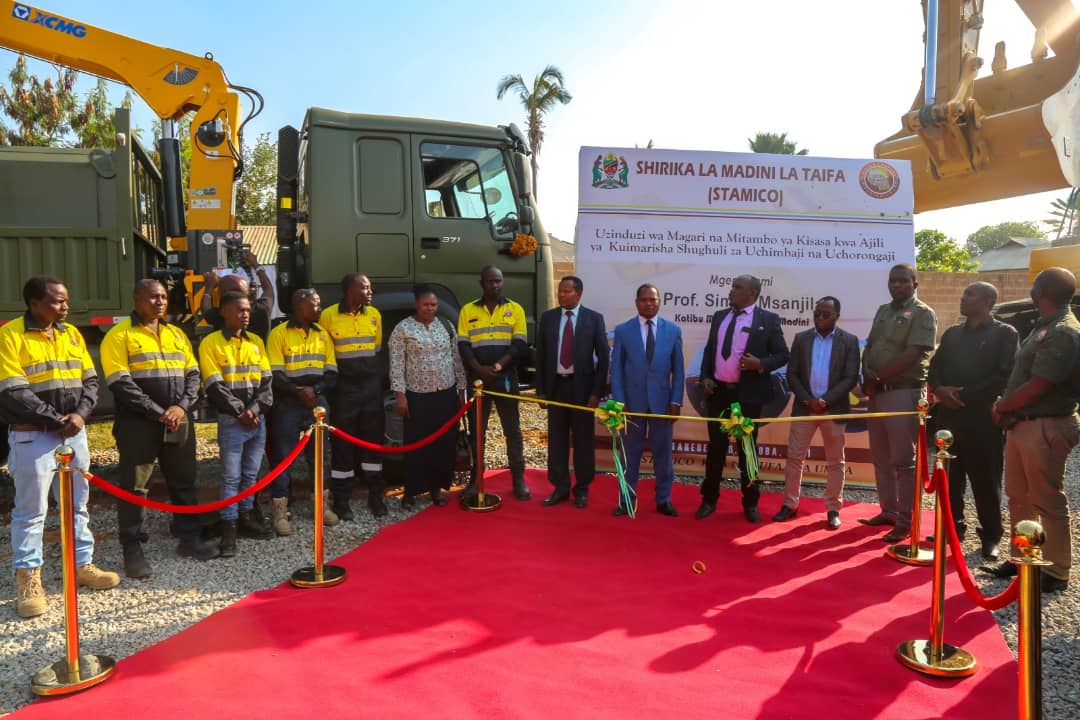 MadiniTanzania's tweet photo. Shirika la Madini la Taifa (STAMICO) limezindua vifaa vipya vya kisasa vya uchorongaji na uchimbaji wa madini kwa kutumia vyanzo vyake vya ndani ili kuimarisha shughuli  zake na kuanzisha migodi yake yenyewe. Vifaa hivyo vimegharimu Tsh. bilioni 1.7.
@STAMICOTZ 
@stamigold https://t.co/fwNwm2wHd6