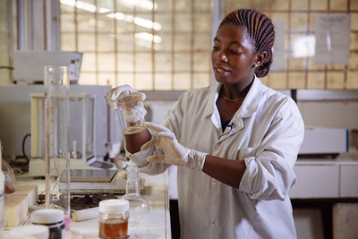 MaMoPanel's tweet image. #ScienceMinute 

Nurturing young scientists, and particularly female scientists, needs to be an utmost priority worldwide and efforts of getting girls into #STEM, writes @KatrinGlatzel.  

 More👇
bit.ly/3ByzC6P 

[📷Mitchell Maher/@IFPRI]