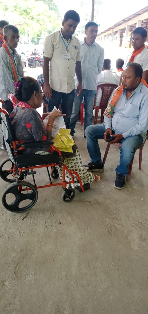 Yesterday mtng wid respected MLA Mr. Padma Hazarika, about SMA &amp; it's medicine Risdipalm. 
        কালি চতিয়া বিধানসভা সমষ্টিৰ মাননীয় বিধায়ক শ্ৰী যুত পদ্ম হাজৰিকাদেৱক SMA আৰু আমাৰ চিকিৎসা সম্পৰ্কে অৱগত কৰাৰ মুহূৰ্তত।
<a href="/padma_hazarika/">Padma Hazarika</a>
<a href="/himantabiswa/">Himanta Biswa Sarma</a>
<a href="/CMOfficeAssam/">Chief Minister Assam</a> 
<a href="/curesmaindia/">Cure SMA Foundation of India 🇮🇳</a>