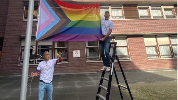 mindfit_nl's tweet photo. Op #comingoutday hangen onze collega's in Zwolle de regenboogvlag uit; de Regenboog Alliantie @DimenceGroep is vanaf nu een feit! #inclusie #jezelfzijn #LHBTIAQ
@WijZ_nu @Transfore @Dimence @jeugdggz_com @Impluz1 https://t.co/gvdgXIydyP