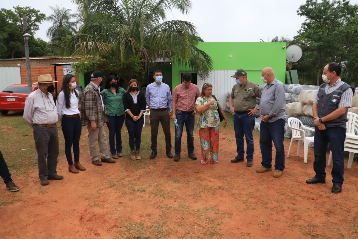 magparaguay's tweet photo. Participaron del acto el Señor Ministro de Agricultura y Ganadería, Ing. Agr. Moisés Santiago Bertoni y el Dr. Vet. @marcelogonzfer, Viceministro de @vmganaderiapy #ParaguayDeLaGente 🇵🇾 https://t.co/0zJDdtGdVX