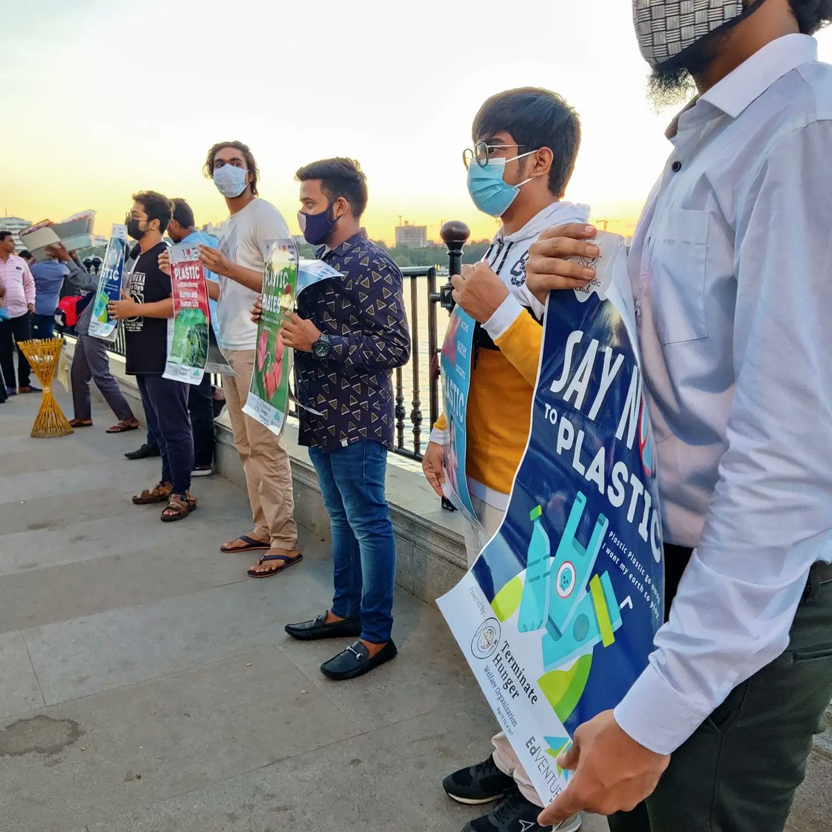 GreenIndiaClub's tweet photo. Team @GreenIndiaClub did a placard show against plastic at Tankbund, Hyderabad on #sundayfunday an initiative by TS Govt.

This event was organised by @GreenIndiaClub in collab with @NykHyderabad under @YASMinistry. Powered by Terminatehunger &amp; @EdventurePark

#saynotoplastic https://t.co/R3g8Lditn5