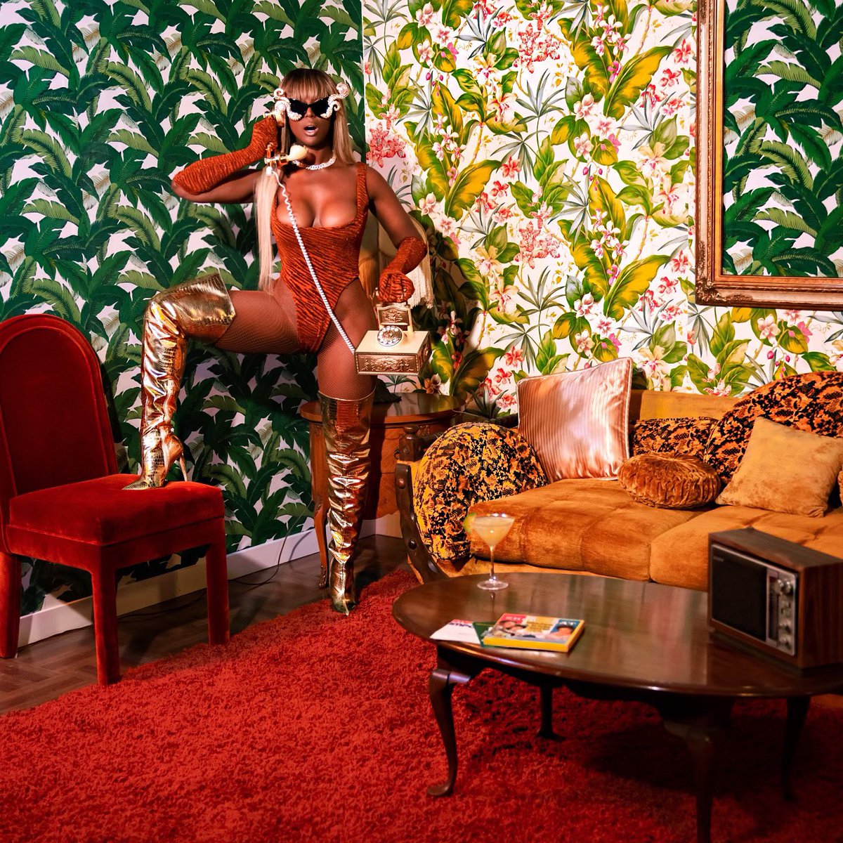 Nuevo Video Musical 💥 Coming Out 🔜 
#Muevete 🎶 Dir: @montoyaelduro 
Prod. <a href="/topolamaskara/">Topo La Maskara</a> / @heldervilasboas 
Makeup: @duhh_its_selenascott 
Hairstylist: @dramaticgroup 
Stylist: @looksbylunden <a href="/pearlsandswine/">Bink Neptune</a> 
Studio: @theluxegaloremiami