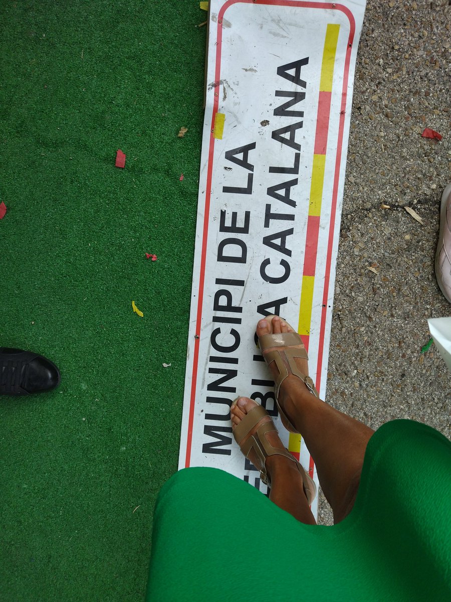 cid_lauri's tweet image. ¡Me encantó el felpudo de nuestros compatriotas catalanes en #VIVA21! Con la República imaginaria sólo hay un camino. #ProtegeCataluña