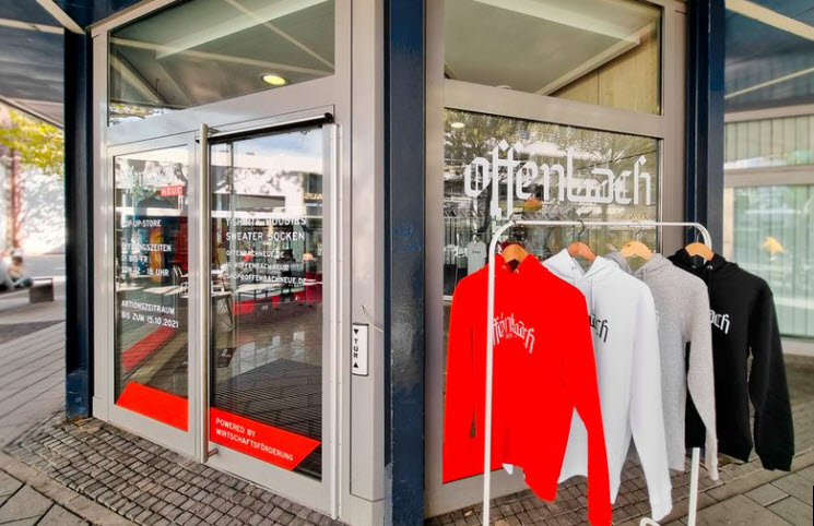 Stadt_OF's tweet photo. Noch bis Freitag, 15. Oktober, können Kleidungsstücke im originalen „Offenbach Neue Design“ in der Frankfurter Straße 31 in #Offenbach erworben werden. „Offenbach Neue“ ist mehr als eine neue Schriftart. Es ist das Statement für eine offene Gesellschaft. https://t.co/bDcUPXoj2c https://t.co/r1iAfJFNJX