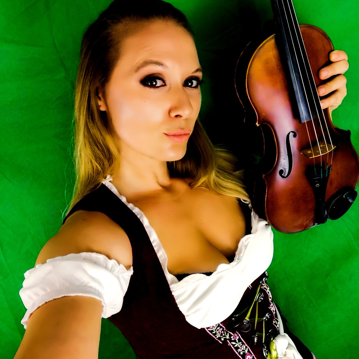 Happy October Guys 🍻
.
.
.
#violin #violinist #october #oktober #oktoberfest #femalecomposer #dirndl 
#violinmusic #violinista #violinstagram #orchestra