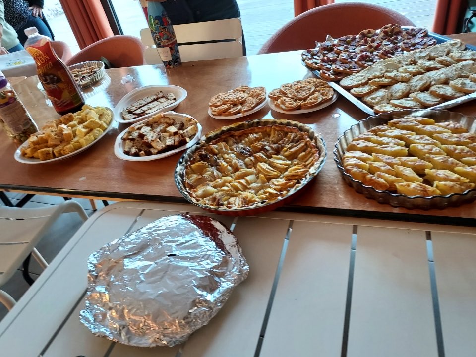 Après la remise de la coupe et d’une bouteille de pastis aux gagnants du concours de pétanque, place au repas concocté par les résidents pour clore cette joyeuse journée !