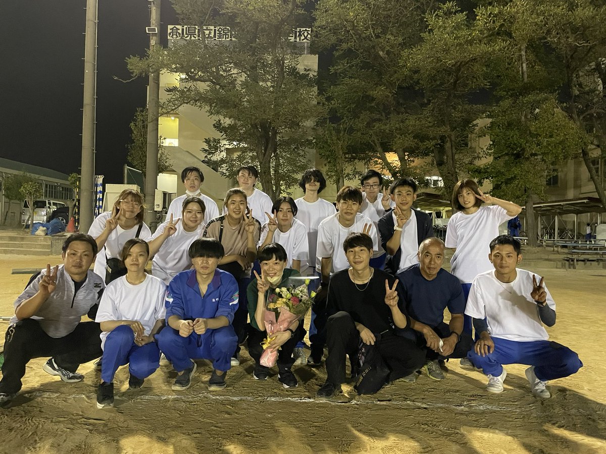 ShidaharaSatoko's tweet photo. 荷物取りに行ったら
花束のサプライズ！！！

米谷校長先生(´༎ຶ۝༎ຶ)
みなさん！！！！！
ありがとうございます！！！

#錦城高校 https://t.co/uBxTvOMWcY