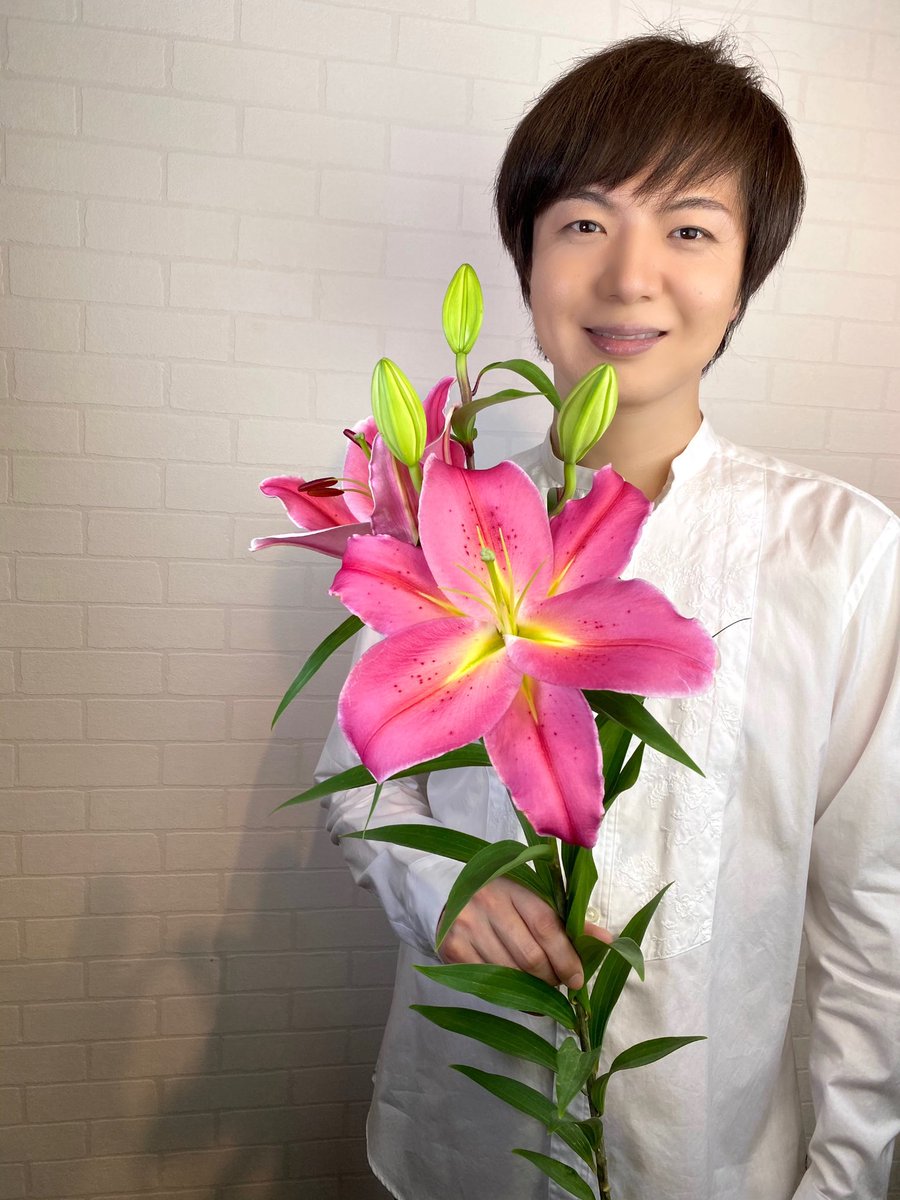 竹島宏スタッフ 公式 オリエンタルユリ タランゴ 花言葉は 純粋 今日10月11日の誕生花 大きくてゴージャス 甘い香りに包まれます 純粋な気持ちを大切にしたい 今日も１日お疲れ様でした ひろネット 花便り 花言葉 花 花を贈ろう 花