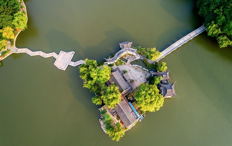 GoJiangsu's tweet photo. Located along the Grand Canal in #Huai'an, #Jiangsu province, Spoon Lake is named for its curved water surface. The causeway, long bridge, boat, and pavilion sit serenely on the lake, adding more autumn charm to the garden. https://t.co/peND5n4seV