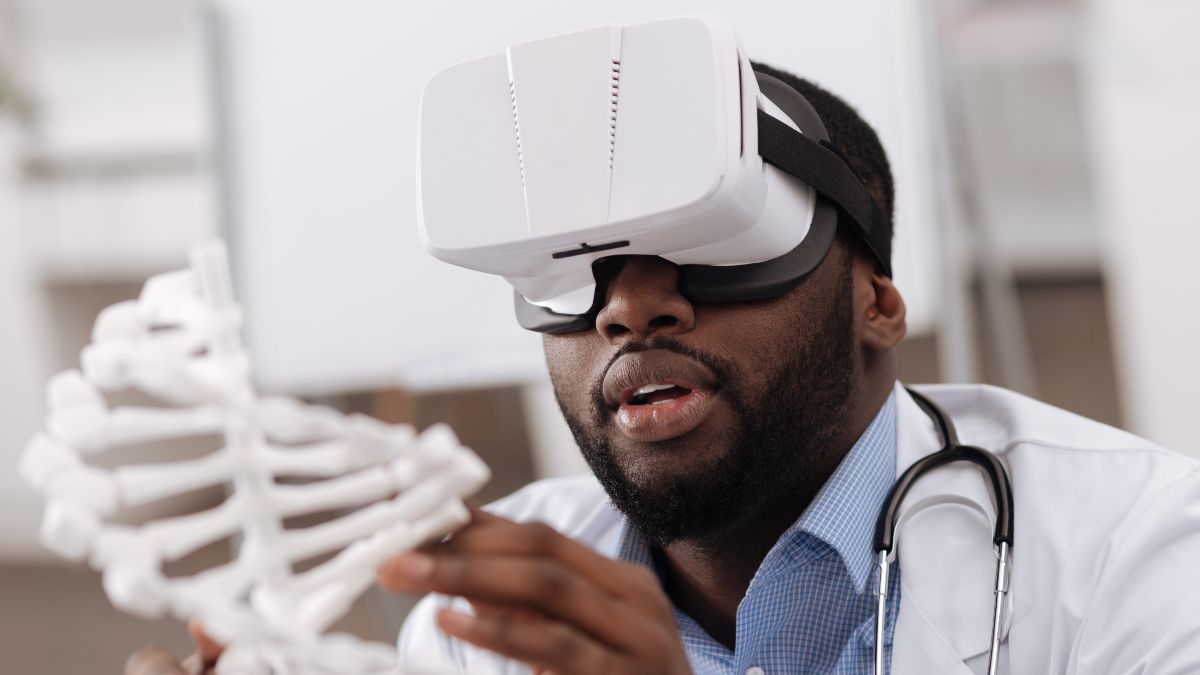 When we think of #VirtualReality we imagine flying or being immersed into a video game battlefield, all without leaving home. But, can VR work for #healthcare? Discover how #VirtualReality health offerings can benefit both staff and patients➡️ bit.ly/2Ys4JCM