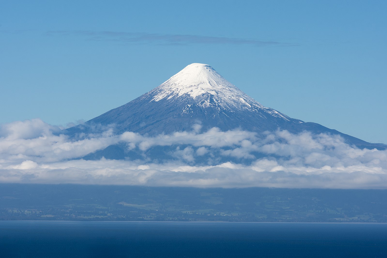 Oguchi T 小口 高 チリ南部のオソルノ火山 2652m の写真2枚 T Co Kixq3rajfg T Co Dggi56pcn7 山頂の火口を小さくした富士山のような形で 左の写真では冠雪の様子も例年の富士山と似ている 右の写真のように 全山がきれいに冠雪する